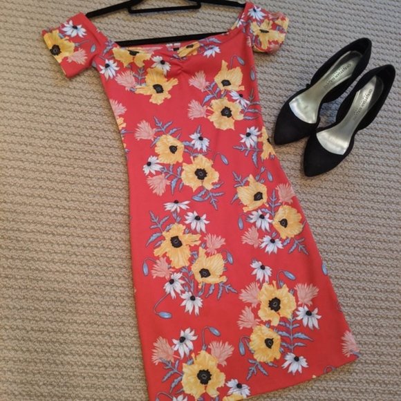 H&M Dresses & Skirts - H&M Mini Floral Short Sleeved Dress